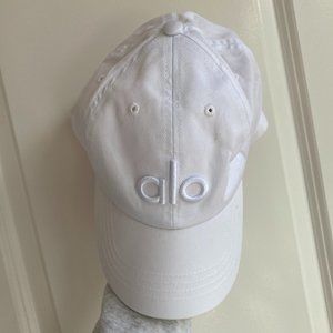 Alo Yoga Off-Duty Cap Baseball Hat in Bright White/White